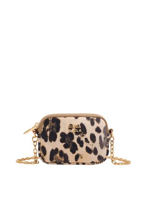 Bolso pequeño rectangular cruzado con estampado de leopardo, correa de cadena dorada y logo dorado "BIMBA Y LOLA" en el frente.
