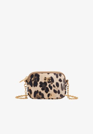 Bolso pequeño rectangular cruzado con estampado de leopardo, correa de cadena dorada y logo dorado "BIMBA Y LOLA" en el frente.