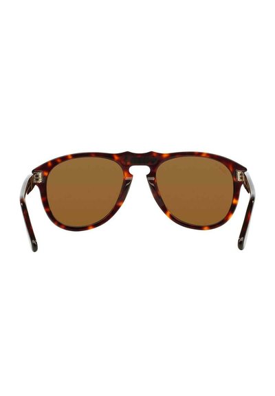 Gafas de sol de carey con lentes marrones. Presentan una línea de cejas prominente, brazos afilados y sutiles acentos plateados cerca de las bisagras.