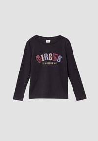 Zwarte langetermijnsleeve shirt met de tekst "CIRCUS IS AROUND ME" in kleurrijke, textuurachtige letters gedrukt. Gemaakt van zachte katoen, met een ronde hals.