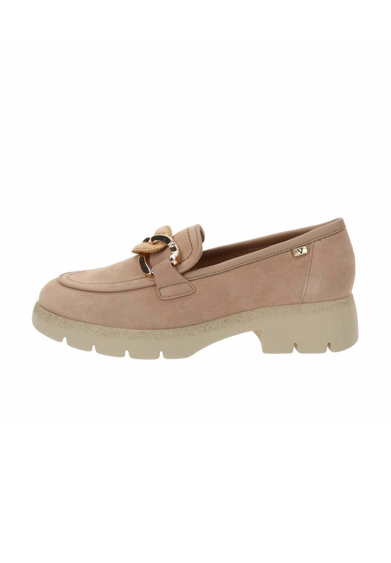 Mocassini beige in suede con punta arrotondata, caratterizzati da un dettaglio in metallo, una parte superiore morbida e una suola spessa e testurizzata beige.