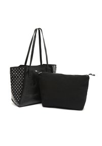 Sac fourre-tout noir en faux cuir texturé, avec des accents cloutés d'un côté, accompagné d'une pochette noire zippée unie. Les deux présentent de longues anses.