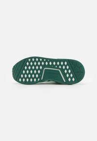 Suela de goma verde con un patrón hexagonal, que presenta un acento de marca y textura para mayor agarre. Diseño sólido sin desgaste visible ni marcas.