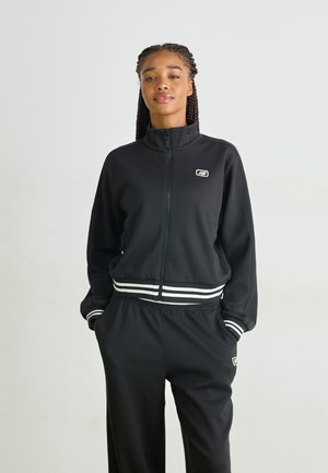 Schwarze Sportjacke mit hohem Kragen und durchgehendem Reißverschluss, ausgestattet mit weißen gestreiften Akzenten an den Bündchen und am Saum, kombiniert mit passenden Hosen.
