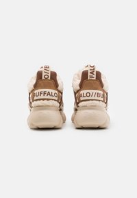 Sneaker in suede marrone e pelliccia crema con suola chunky beige. Cinghie con la stampa "BUFFALO" sul tallone; dettagli in pelliccia testurizzata.