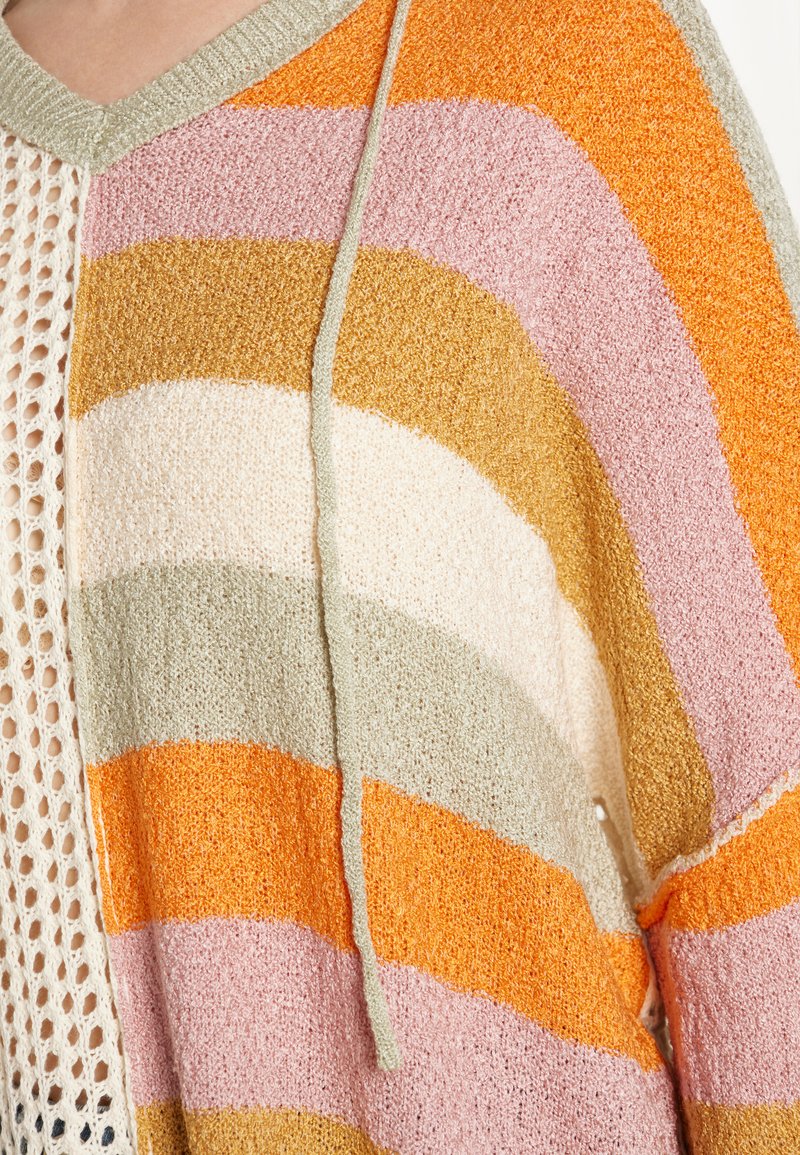Maglione lavorato a maglia con righe orizzontali in arancione, rosa, oro e crema. Presenta una texture leggera e un collo a maglia a contrasto.