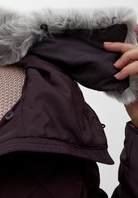 QS MIT ABNEHMBAREM FELLKRAGEN - Winterjacke - purple