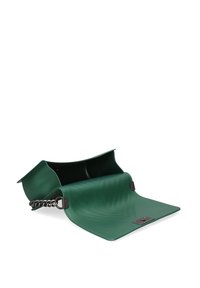 Groene, gestructureerde tas van glad materiaal, met een gevouwen ontwerp, metalen kettingaccenten en een textuurplaat aan de onderkant.