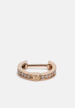 Guld-tonet hoopsmykke med en række små klare krystaller langs fronten. Glat metalsurface med en hængselspænde-design.