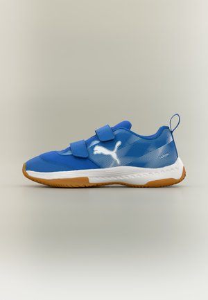 Niebieski but sportowy z białym logo Puma, dwoma rzemykami na rzepy, białą podeszwą środkową i gumową podeszwą zewnętrzną na neutralnym tle.