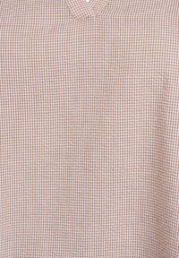 Hnedobiele kockované plátno, s malými kockovanými vzormi vyrobené z ľahkého, textúrovaného materiálu. Vhodné na oblečenie alebo domácu dekoráciu.