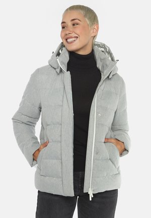 Graue Pufferjacke mit Kapuze, ausgestattet mit einem Frontreißverschluss, gestepptem Design und seitlichen Taschen. Gefüttertes Innenleben mit glatter Oberfläche.