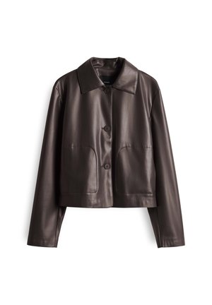 Veste courte en cuir marron avec un col, deux poches avant et trois boutons. Texture lisse et design ajusté.