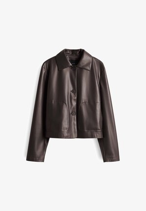 Bruine leren cropped jack met een kraag, twee voorzakken en drie knopen. Soepele textuur en een getailleerd ontwerp.