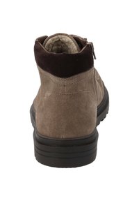 Stivaletto in suede marrone con collo in tessuto marrone scuro, chiusura con zip, interno imbottito, suola in gomma e dettagli di cucitura.