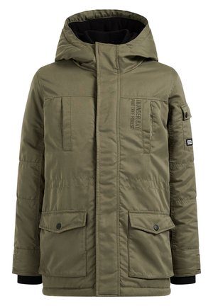 Veste d'hiver à capuche de couleur vert olive avec fermeture éclair à l'avant, poches à rabat, texte sur la poitrine « THUNDER BAY PINE TREE FOREST » et détail d'écusson sur la manche.