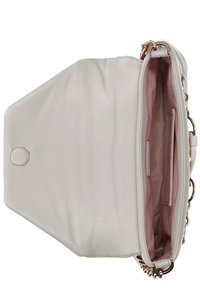 Borsa a tracolla bianca in pelle con texture a grana, fodera in tessuto rosa e dettagli in metallo dorato. Presenta una singola tracolla a catena e una tasca interna.