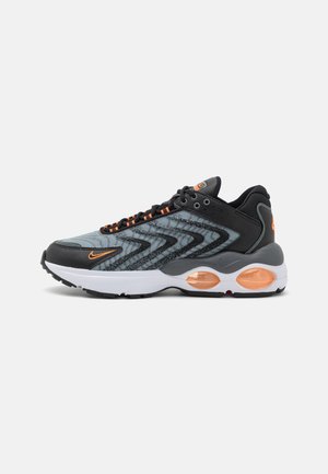 Nike Sportswear NIKE AIR MAX TW NN - Sneakers laag - black/total orange/smoke grey/white