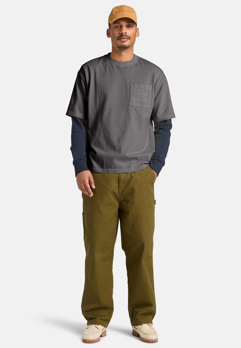 Timberland GARMENT-DYED HEAVYWEIGHT CHEST POCKET TEE - Triko s potiskem - dark grey