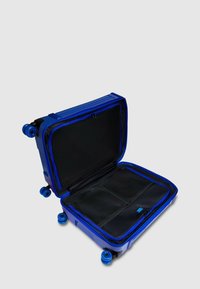 Valigia rigida di un blu vivace con interno nero, dotata di ruote scorrevoli, scomparti con cerniera e costruzione resistente.