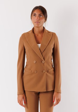 Blazer doppio petto marrone con maniche lunghe, rever a punta e due bottoni. Presenta tasche laterali e una texture liscia.