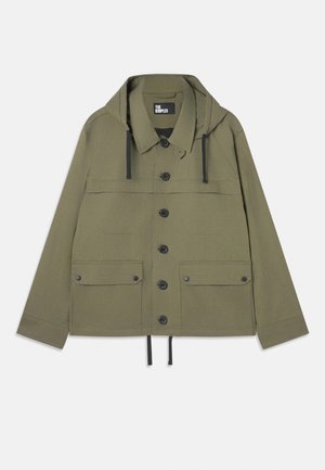 Chaqueta verde oliva con capucha, botones al frente, dos bolsillos en el pecho y dobladillo con cordón. Fabricada con tejido suave y detalles en negro.