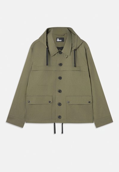 Olivgrüne Jacke mit Kapuze, Knopfverschluss, zwei Brusttaschen und Kordelzugsaum. Hergestellt aus glattem Stoff mit schwarzen Hardware-Akzenten.