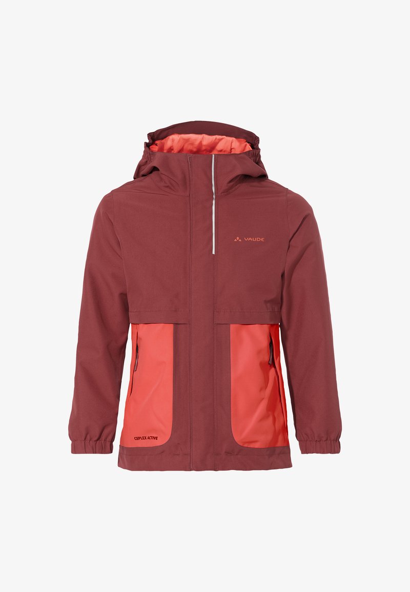 Casaco vermelho-borgonha resistente à água com detalhes em coral, capuz e múltiplos bolsos grandes, apresentando uma textura suave e punhos elásticos.