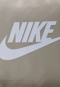 Nike Sportswear HERITAGE UNISEX - Mochila - stone/black/white