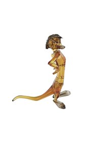 Figura in cristallo color ambra di un suricata, con forme angolari, un volto dettagliato e una lunga coda, con una finitura lucida e liscia.
