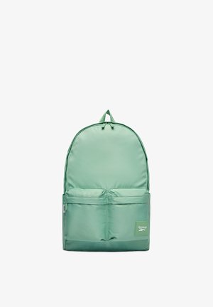 Miętowo zielony plecak Reebok z dwoma przednimi kieszeniami na zamek i górnym uchwytem na białym tle.