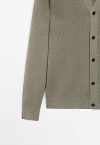 Strickcardigan in Olivgrün mit V-Ausschnitt, aus strukturierter Stoffqualität, langen Ärmeln und fünf schwarzen Knöpfen auf der Vorderseite.