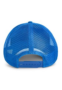 Gorra trucker de malla azul con cierre ajustable de presión y estructura interna visible sobre fondo blanco.