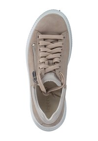 Beige Wildlederschuh mit runder Zehenpartie, flachen Schnürsenkeln, seitlichem Reißverschluss und weißer Gummisohle. Das Innere zeichnet sich durch das Markenlogo aus.