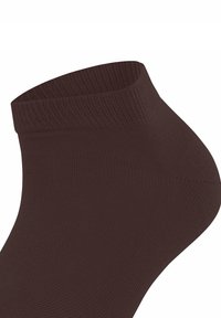 Brąsocka skarpetka sięgająca do kostki, wykonana z prążkowanej tkaniny, charakteryzująca się bezszwowym designem oraz dopasowanym krojem wokół kostki, zapewniającym komfort i wsparcie.