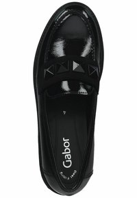 Mocasines negros con un acabado brillante de charol, que cuentan con una amplia tira de tela adornada con tachuelas en forma de pirámide negras. Interior acolchado.