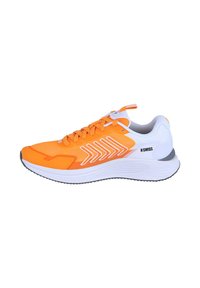 Chaussure de sport orange avec une tige respirante, finition texturée, accents blancs et semelle rembourrée. Présente un design à lacets et un logo au niveau du talon.