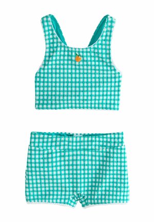 Dvojdielne plavky s tyrkysovo-bielym károvaným vzorom, vrchný diel v štýle tank topu s malou výšivkou oranžového ovocia a k tomu zladené šortky.