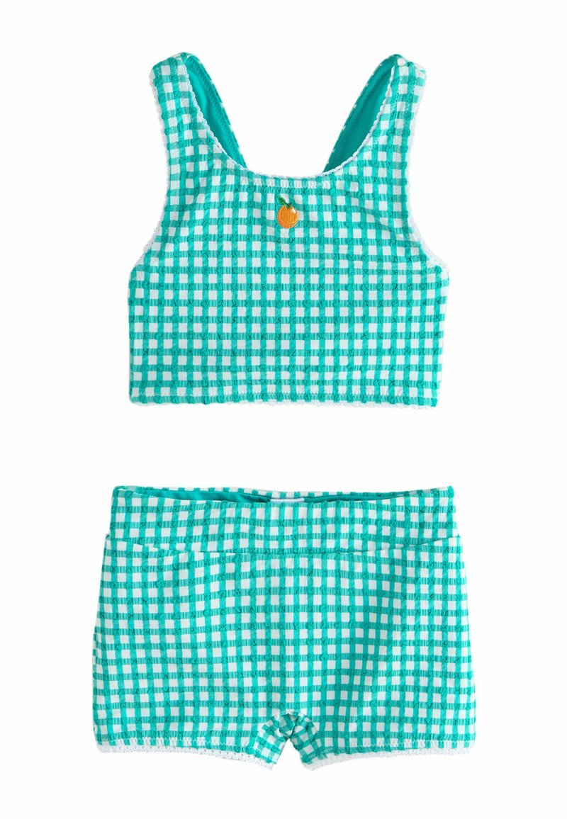 Bañador de dos piezas a cuadros en turquesa y blanco, con top estilo tank que presenta un pequeño bordado de fruta naranja y pantalones cortos a juego.