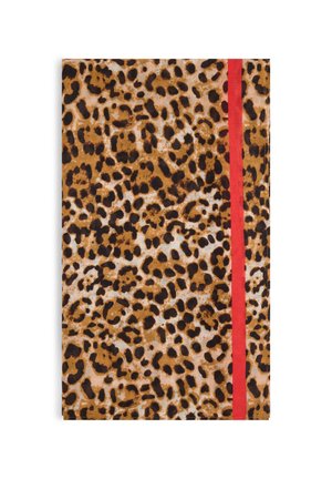 Quaderno con stampa leopardata dal disegno marrone e nero, con una striscia verticale rossa sul lato destro. Texture liscia, forma rettangolare.