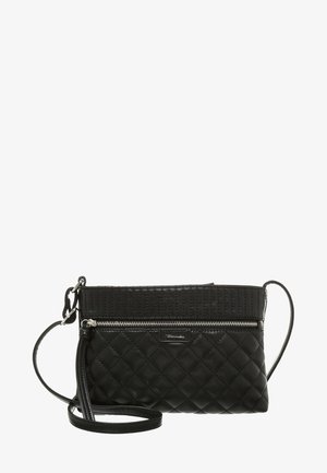 Czarna pikowana torebka na ramię z srebrnym suwakiem i regulowanym paskiem na białym tle.