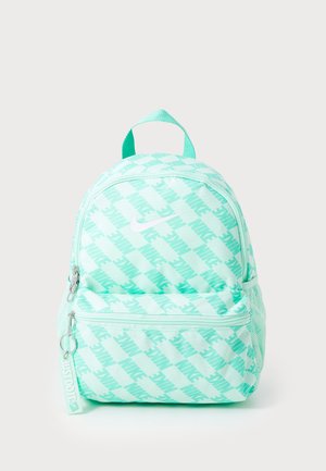Nijansirano zeleni Nike ruksak s dijagonalnim uzorkom logotipa, zatvorenim pregradama i ručkom na vrhu. Ima teksturiranu tkaninu i podesive naramenice.