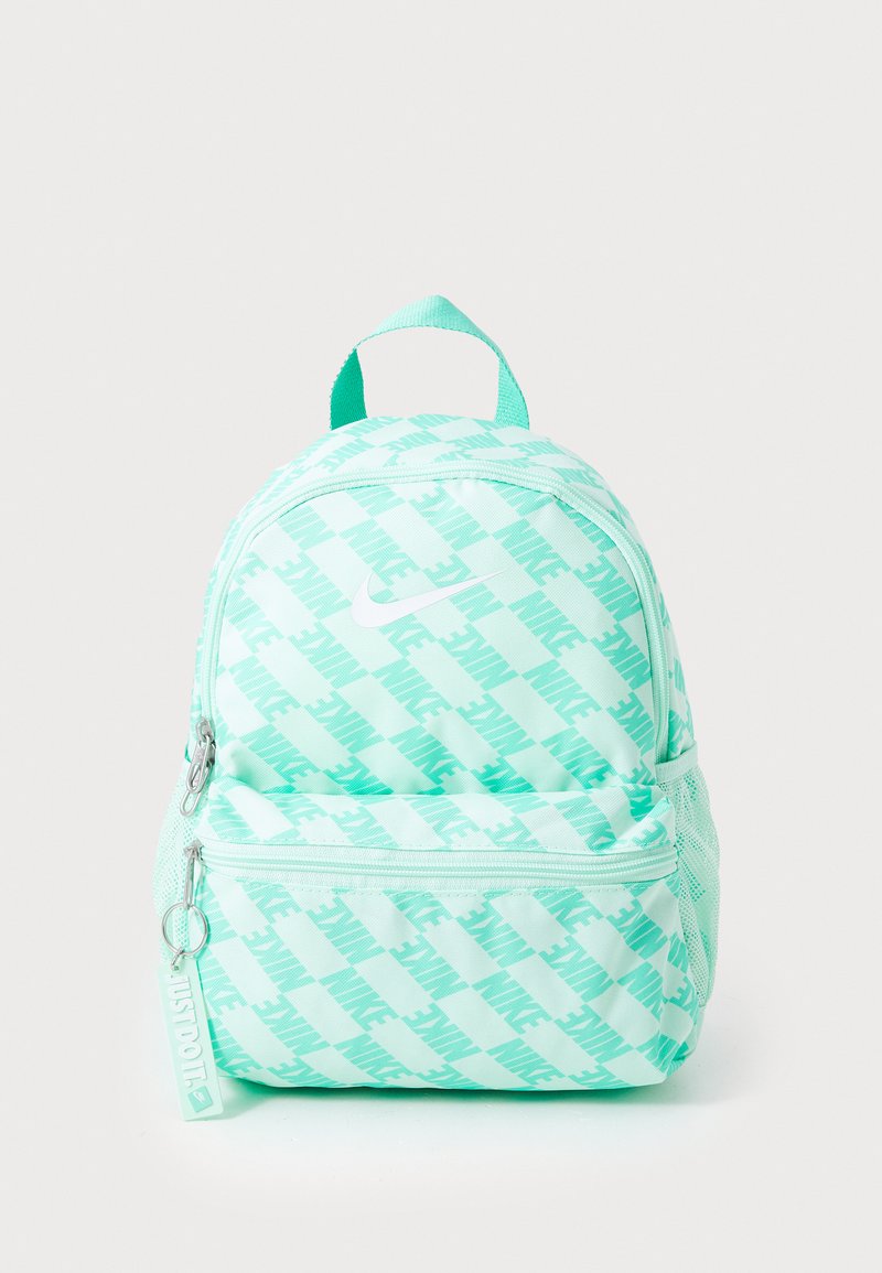 Sac à dos Nike vert menthe avec un motif de logo diagonal, des compartiments zippés et une poignée supérieure. Il dispose d'un tissu texturé et de bretelles réglables.
