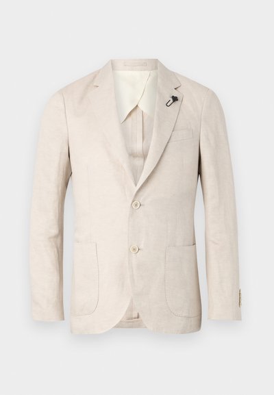 Beżowa lniana marynarka o zorganizowanej konstrukcji, z dwoma dużymi guzikami z przodu, kieszenią na piersi oraz czarną ozdobną szpilką na klapie.