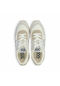 Baskets beiges avec une tige texturée blanche et beige, semelle en caoutchouc contrastante, bout rond et lacets standards. Logo damier sur les semelles intérieures.