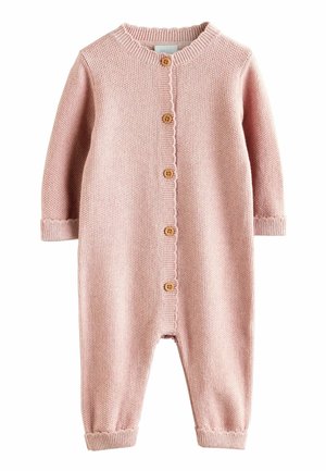 Pinker Strick-Overall mit langen Ärmeln und Knöpfen auf der Vorderseite, ausgestattet mit gerippten Bündchen und einem gewellten Ausschnitt für zusätzlichen Textur- und Detailreichtum.