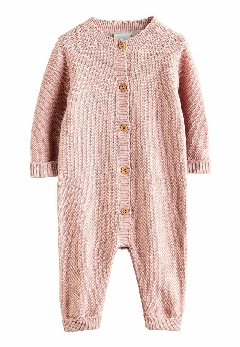 Pinker Strick-Overall mit langen Ärmeln und Knöpfen auf der Vorderseite, ausgestattet mit gerippten Bündchen und einem gewellten Ausschnitt für zusätzlichen Textur- und Detailreichtum.