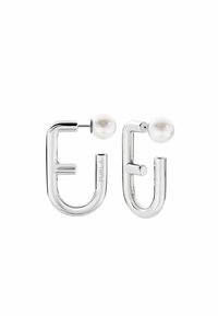 Cercei din argint cu un design unic în formă de U, având un accent de perlă. Textură metalică netedă cu numele mărcii gravat.
