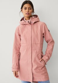 Chaqueta impermeable rosa con capucha, que cuenta con cremallera, cierre de botones a presión, bolsillos laterales y detalles de puños ajustables. Textura suave.