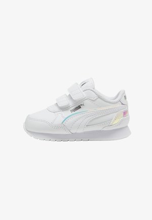 Baskets blanches pour enfants Puma avec deux brides Velcro, détails irisés sur le côté et le talon, et une semelle rembourrée.